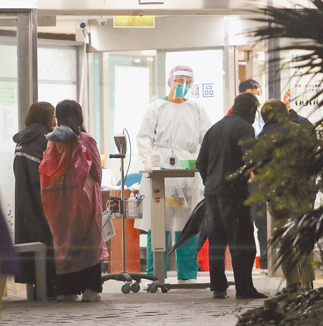 姜冠宇醫師提醒，一些Omicron亞型患者有4種不典型症狀，須多加留意。圖為醫院急診室醫護人員在門口管控人員進出。（資料照／劉宗龍攝）