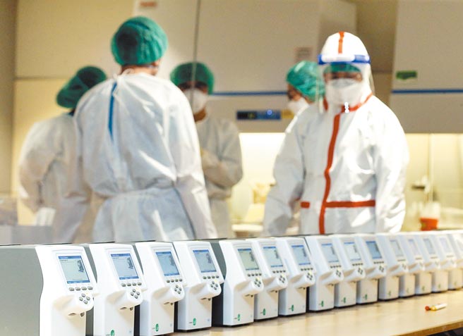 福又達家用唾液快篩日前傳出早已被疾管署採購並用於機場採檢站，且因未公開招標引發質疑，衛福部長陳時中今天予以回應。示意圖。（陳麒全攝）