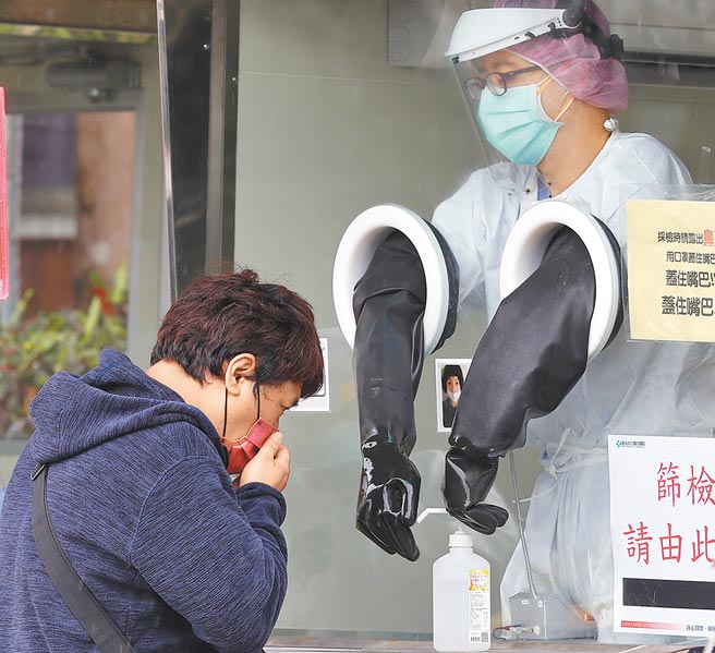 为纾缓医院急诊室採检人潮，中央疫情指挥中心2日宣布，未来快筛阳性才能到医院做PCR检测。（陈怡诚摄）