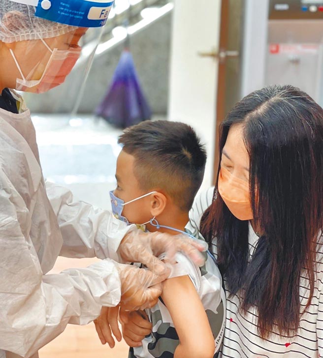 兒童新冠疫苗2日開打，高雄市多納國小為避免學生緊張，導師全程陪同，現場也播放輕音樂讓學生放鬆心情。（多納國小提供）