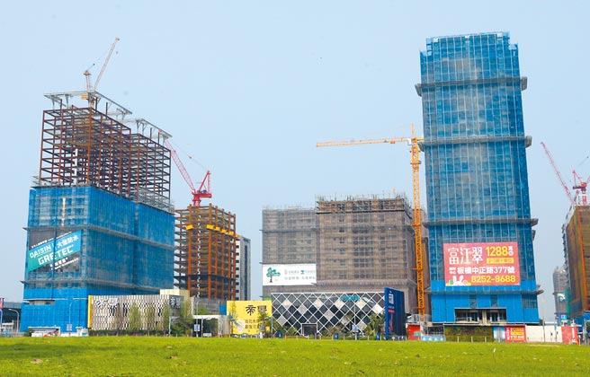 财政部官员表示，已收到内政部回函，近期将研议公告红单交易纳入房地合一税制，由于一经公告即上路，且回溯至2021年下半年交易适用，这也意味5月报税时即要考量新制。（本报资料照片）