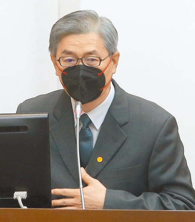 金管会主委黄天牧2日到立法院财委会针对「如何加强防疫保单监理以落实消费者及股东权益保障」进行专题报告并备质询。（赵双杰摄）