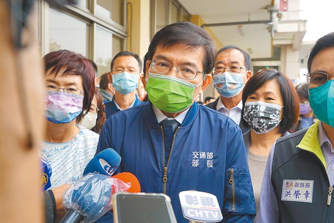 台鐵產業工會控交通部長王國材對基層聲音充耳不聞，王國材回應表示，改革中間衝突難免，會持續在維護台鐵員工權益與永續發展間，取得共識讓台鐵更好。（吳建輝攝）