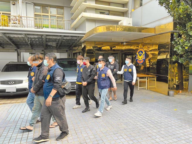 蔡姓男子利用博弈平台坑杀赌客，出入赌资约5亿元，有10余赌客遭该集团诈欺不出金。警方共逮17人，检方讯后声押蔡男等6人获准。（南打提供／袁庭尧高雄传真）