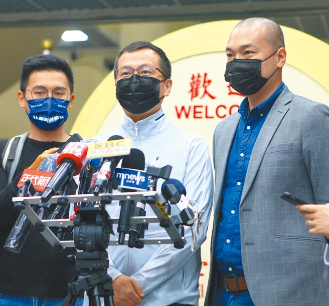 国民党台北市议员罗智强（中）2日宣布他已在桃园购屋，要以新家为起点，让自己成为桃园市长最好选项。（张立勋摄）