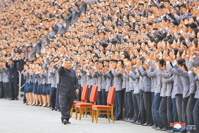 針對北韓問題，朴振表示，北韓持續發展核導致使朝鮮半島局勢十分嚴峻，新政府將透過韓美同盟加強牢固的聯防態勢，提高對北韓遏制力，並主導落實對北韓制裁的相關國際合作，讓北韓了解到「擁核無益」。圖為金正恩於五一勞動節出席活動。（路透）