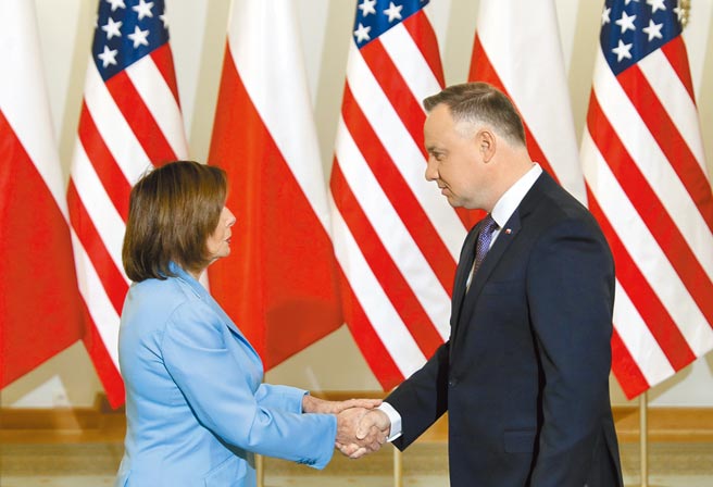 美国眾议院议长裴洛西（左）4月30日访问乌克兰首都基辅，与乌克兰总统泽伦斯基会面后，5月2日抵达波兰，会晤波兰总统杜达（右）。（美联社）