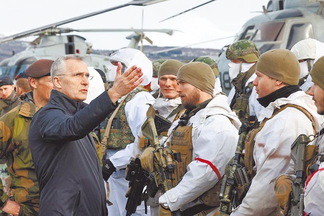 圖為北約祕書長史托騰伯格（左二）3月出席北約酷寒演習。（路透）