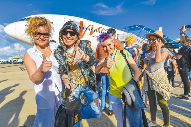 俄罗斯外交部官员不讳言，若中国企业帮助俄国挺过制裁，也可能面临遭受连带制裁的风险。图为俄罗斯游客乘坐直航飞机抵达海南海口。（中新社）