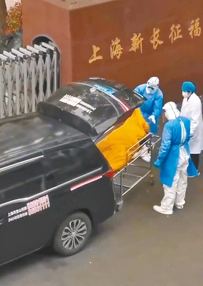 上海一家養老院1日將還活著的老人裝進屍袋運走，幸虧被殯儀館的人提早發現。有3位基層官員因此被免職。（摘自網路）