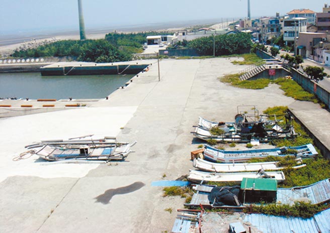 台中市五甲渔港的渔筏大都陈列在陆地上，任由风吹雨打，老渔民既心痛又无奈。（市议员吴敏济提供／陈世宗台中传真）