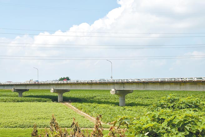 跨越北港溪、云嘉的「朝圣大桥」元长乡崙子桥，将从目前7公尺宽桥面拓宽为19公尺，预估2025年完工。（周丽兰摄）