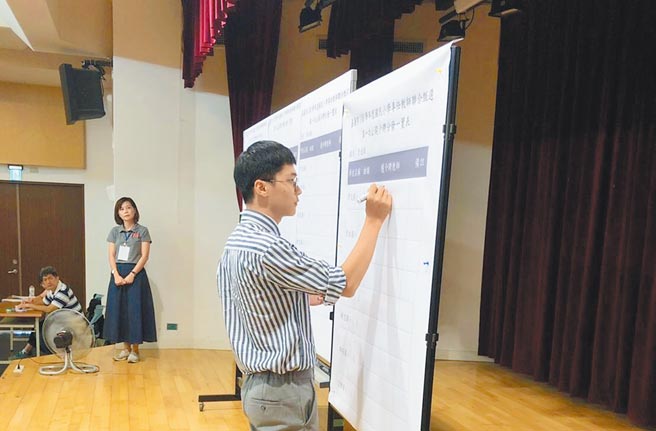 嘉義市今年將辦理國小教師甄選。圖為往年教師選填志願學校。（嘉義市政府提供／廖素慧嘉市傳真）