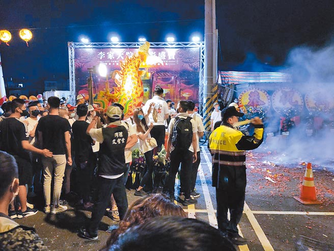 台南市南区文圣堂1日遶境直至深夜仍在施放爆竹，台南市政府将从严开罚。（南区区公所提供／程炳璋台南传真）