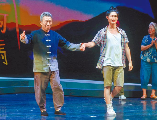 郭子乾（左）PCR阳性确诊在家隔离，所幸同场演出舞台剧的儿子郭德君快筛阴性。（资料照片）