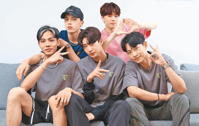《原子少年》饶高赫（前排左起）、金云、江尚儒、李哲言（后排左起）、陈翊桦都是伊林娱乐的潜力新星。（陈俊吉摄）
