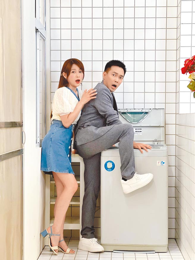 许仁杰（右）刚入主台8剧就上演偷吃人妻谢京颖的火辣剧码。（民视提供）