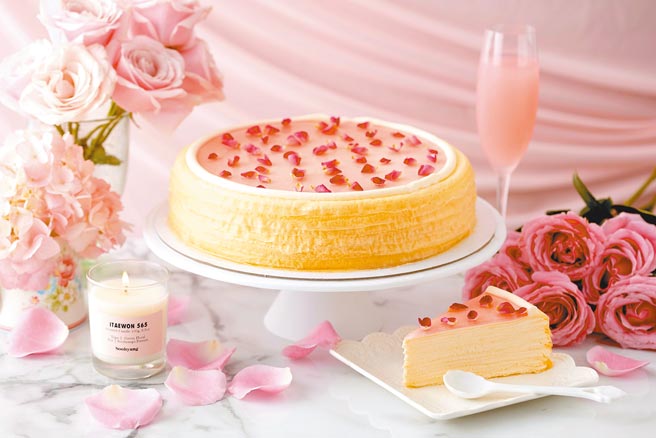 新光三越Lady M玫瑰千层蛋糕，9吋推荐价2800元。（新光三越提供）
