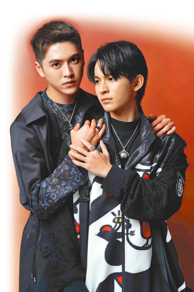 黃新皓（左）、林暉閔身穿潘怡良GIOIA PAN服飾，搭配Vivienne Westwood飾品，呈現截然不同的暗黑時尚面貌。（攝影／石智中‧服裝／潘怡良GIOIA PAN‧飾品／Vivienne Westwood）