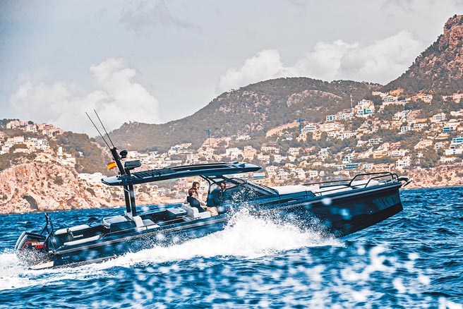 BRABUS改装Brabus Blue Shadow Edition快艇。（PANERAI提供）