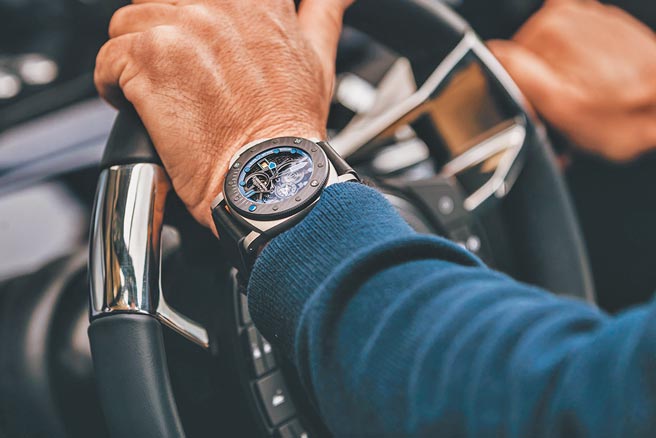 沛纳海与德国改装游艇品牌BRABUS合作联名，更添奢华品味。（PANERAI提供）