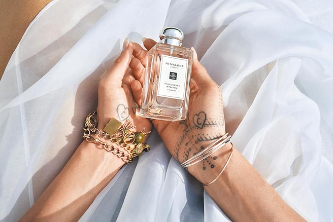 Jo Malone London以经典香调「英国梨与小苍兰」代表Adwoa Aboah面对人生低潮不退缩不放弃的决心。（Jo Malone提供）