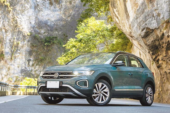 VW T-Roc 280 TSI Style Design车色为金属莫兰迪绿，在不同的光线照射下会显现不同风情，预售价122.8万元。（陈大任摄）