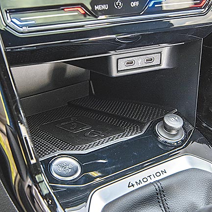 手机无线充电装置为标配功能。（陈大任摄）