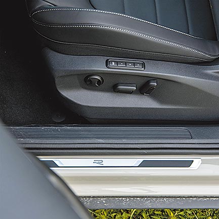 驾驶座为电动调整附记忆功能。（陈大任摄）