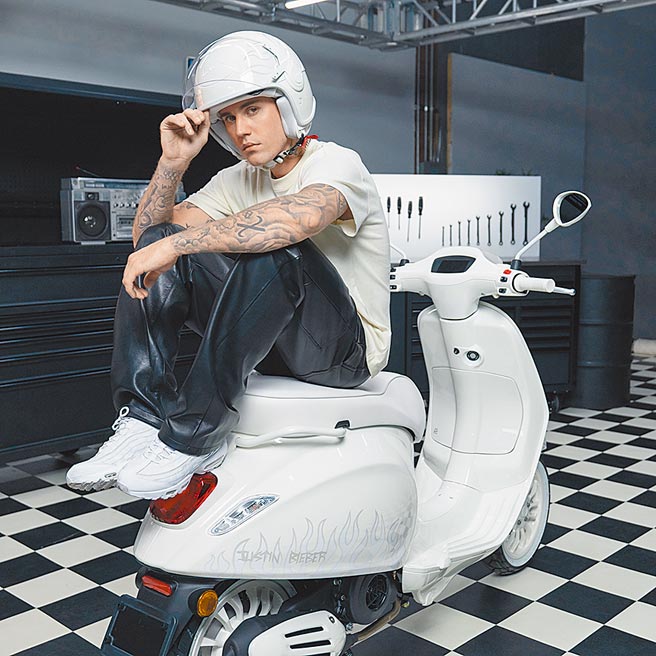 今年Vespa與Justin Bieber攜手，共同打造一輛由小賈斯汀親自構思和設計的Vespa聯名特仕版「JUSTIN BIEBER×VESPA」。（太古運通提供）