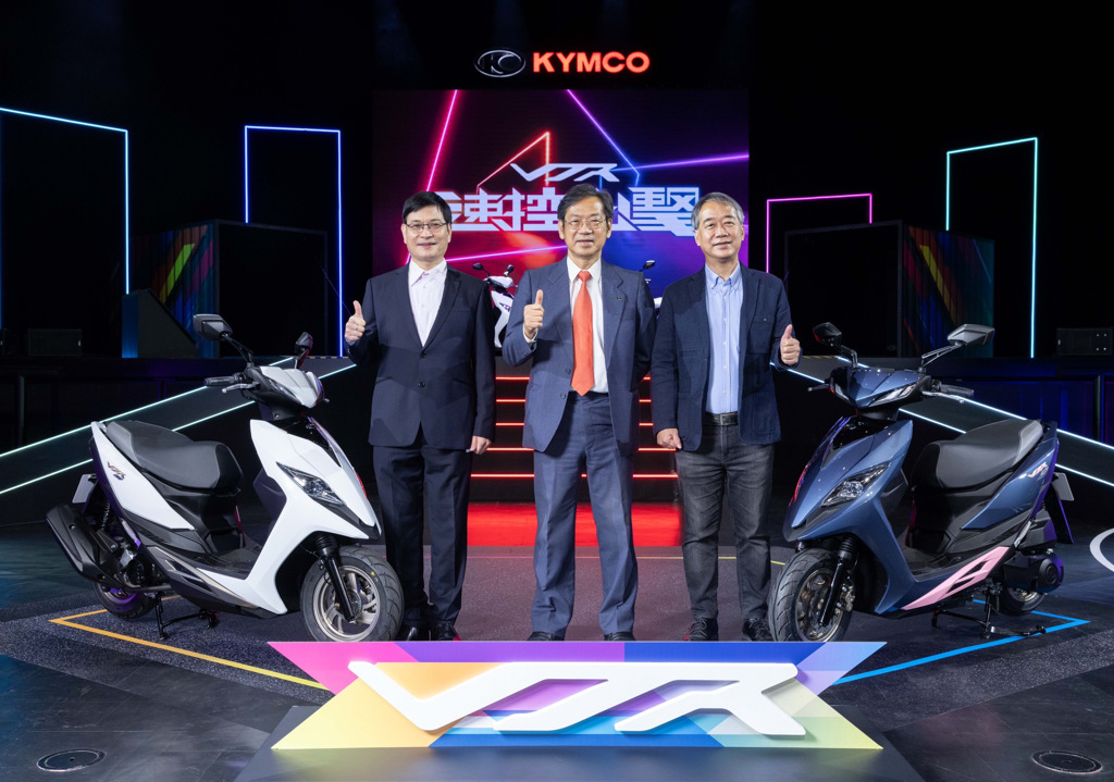 光陽執行長柯俊斌（中）、黃俊平經理（右），及洪景隆課長（左）出席KYMCO VJR 新車發表會，宣布推出「最安全的性能輕跑」VJR 125 4V ／TCS