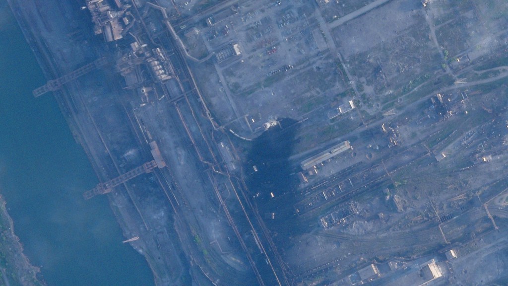 最新卫星影像中可见亚速钢铁厂冒出黑烟。（图／美联社）(photo:ChinaTimes)