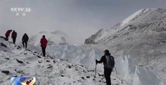陸5科考隊員抵珠峰海拔8800米處 設全球海拔最高氣象觀測站