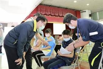 台南兒童疫苗開打首日 黃偉哲視察施打狀況