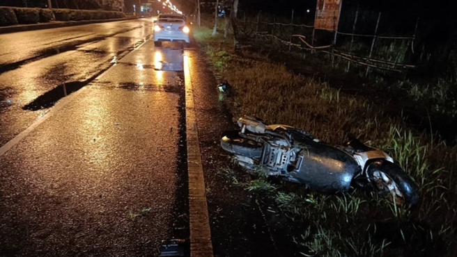 花东公路昨(3日)深夜惊见黄牛逛大街，一名骑士高速衝撞喷飞惨死。(警方提供)
