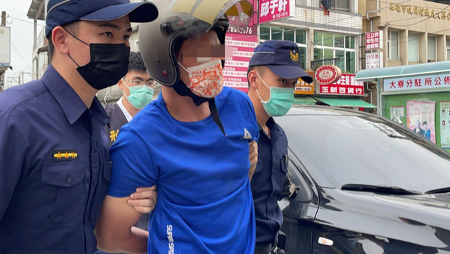 高雄酒駕犯逃兩天後躲友人家睡大覺，遭警方逮捕帶回偵訊。(洪靖宜攝)