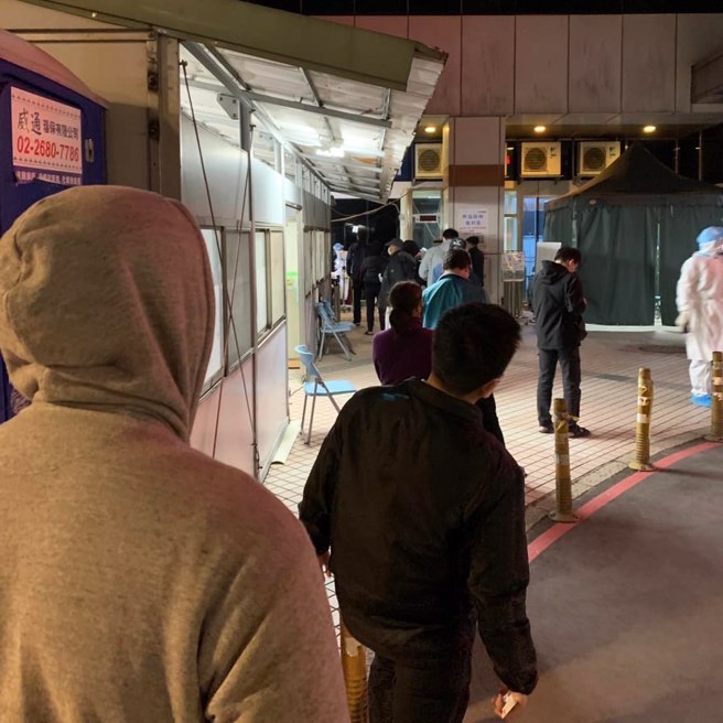 媒体人朱凯翔3日刊出，工作伙伴排队等做PCR的照片，引发热议。（图／取自不演了新闻台脸书）