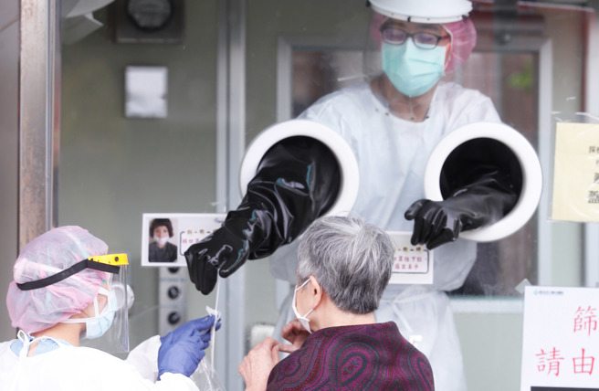 本土疫情连环爆，不少民眾排队做PCR检测。（陈怡诚摄）