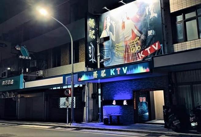 澎湖越南店群聚扩大，县府建设处以电话通知暂停营业，以免隐形的传播链持续扩大。（张茂雄摄）