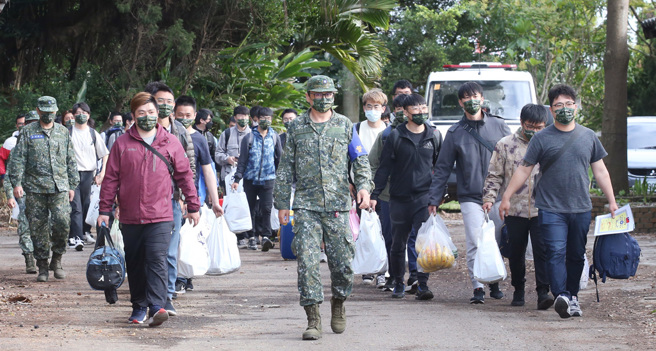 網友控訴教召時有人確診，軍方未消毒寢室，還要求其他同仁解召時協助收時確診者物品。圖為「新制14天教育召集訓練」，召員在幹部帶領下列隊走出營區大門。（本報資料照）