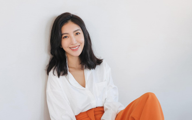 杨谨华日前飞到大陆工作，造型融入当地，戴了一顶豹纹浴帽吃饭，笑翻同行友人。（图／杨谨华facebook）