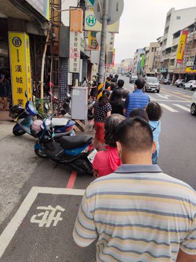 網友指出，藥局幾乎天天都這樣一堆人排隊買快篩。（翻攝自 爆廢公社公開版） 
