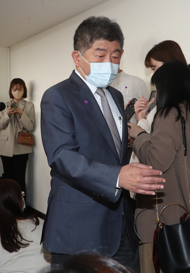 卫福部长陈时中（见图）4日赴立法院社会福利及卫生环境委员会，报告「如何逐步降低菸品燃烧后所产生烟雾的有害物质排放浓度，以维护国人健康，暨校园菸害防制实施计画执行情形」，并备质询。会前，陈时中受访。（刘宗龙摄）