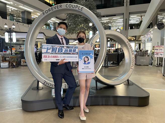 日曜天地OUTLET即日起到5月23日举办「上班族抢购会」，首日凭名片或识别证，即可入场抢购单件不到500元的名牌衬衫。（日曜天地提供）