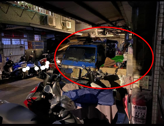 一名女网友将机车停在巷弄内，却被邻居指控占用车位，其中一位帮腔的邻居平时做资源回收，红圈处可见卡位的小货车外，也堆满大量资收垃圾。（翻摄自脸书社团《爆怨公社》）