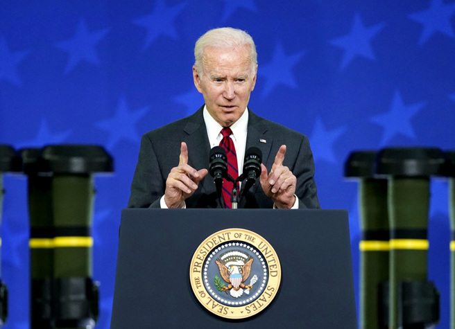 美国总统拜登3日参观飞弹工厂时表示，多因为美国及盟友帮忙，乌克兰至今才能持续对抗俄罗斯，让俄罗斯战略失败。（图／美联社）