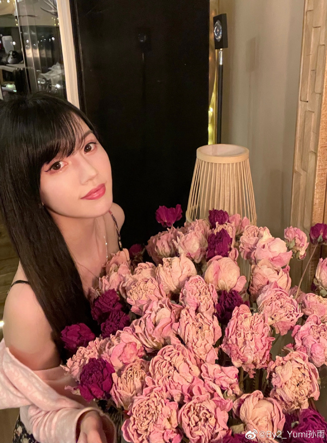 Yumi分享美照。（圖／取材自By2_Yumi孫雨微博）