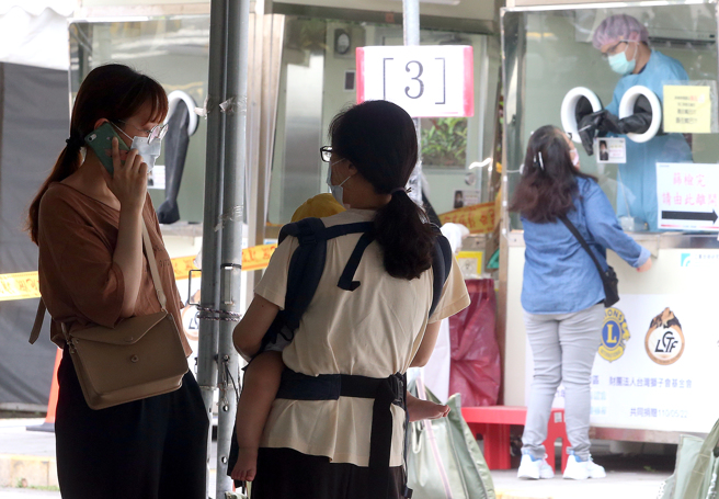 本土疫情升溫，不少民眾湧入篩檢站篩檢。（本報系資料照）