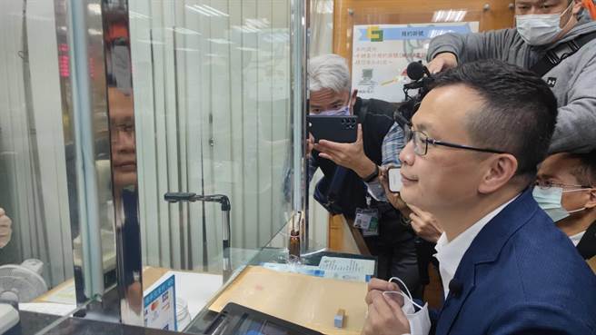 台北市议员罗智强将户籍迁到桃园，其中在户政事务所需短暂脱下口罩确认身分。（赖佑维摄）