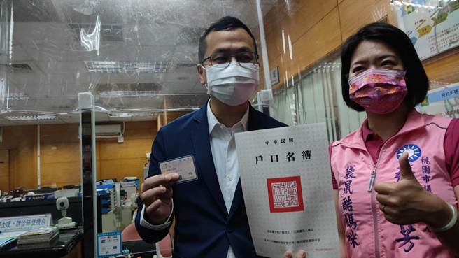 台北市议员罗智强（左）将户籍迁到桃园。（赖佑维摄）